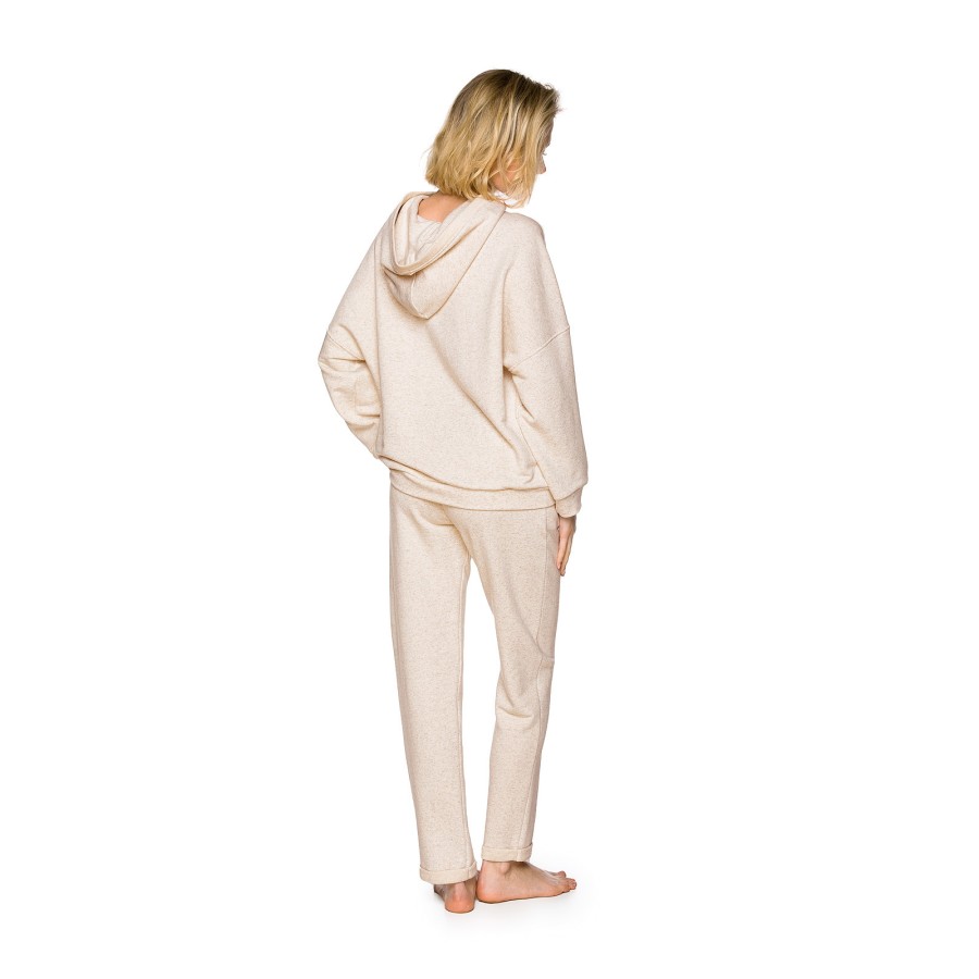 Ropa de estar en casa beige corte amplio detalle